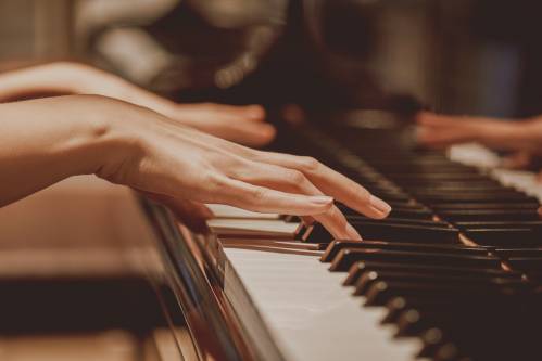 Piano : Travailler son oreille - Devenir un meilleur pianiste en travaillant son oreille en ligne |